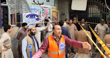 الصور الأولى لتفجير مسجد بمدينة بيشاور الباكستانية ومقتل 30 شخصا