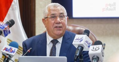 وزير الزراعة للمواطنين: جميع السلع متوافرة ولا داعى للتكالب على الشراء