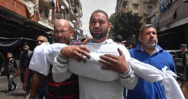 تشييع جثامين أم وطفلتها من ضحايا غرق زورق فى طرابلس اللبنانية.. صور