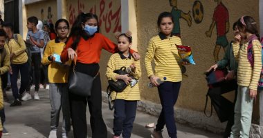 توافد طلاب رابعة ابتدائى على المدارس استعدادا لامتحان نهاية العام.. صور
