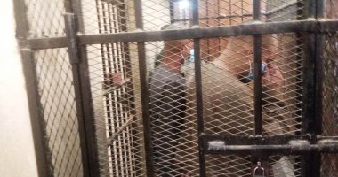 الظهور الأول لمصطفى البنك مستريح أسوان فى قفص المحكمة.. فيديو وصور