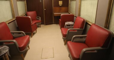 مقاعد متنقلة يمكن تحويلها لصالونات.. شاهد قطار الملك فاروق من الداخل بعد تجديده