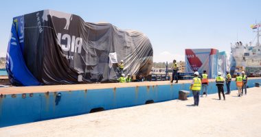 ميناء العريش يستقبل أول سفينة حمولات ثقيلة تحمل معدات محطة الكهرباء بشمال سيناء
