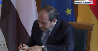 الرئيس السيسي يوقع فى دفتر التشريفات بالقصر الرئاسى الألمانى