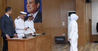 بالأحضان والدموع.. المفرج عنهم يودعون خلف الأسوار (صور)