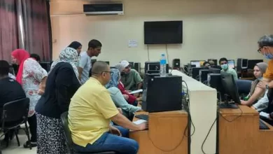 طلاب يسجلون رغباتهم