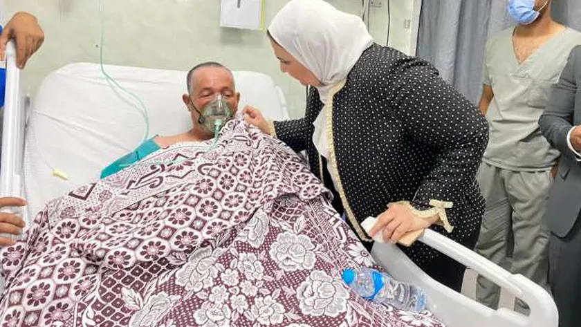 وزيرة التضامن الاجتماعي خلال زيارتها مصابي كنيسة إمبابة