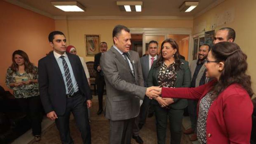 وزير السياحة يبحث تطوير آليات العمل والاستفادة من الكفاءات