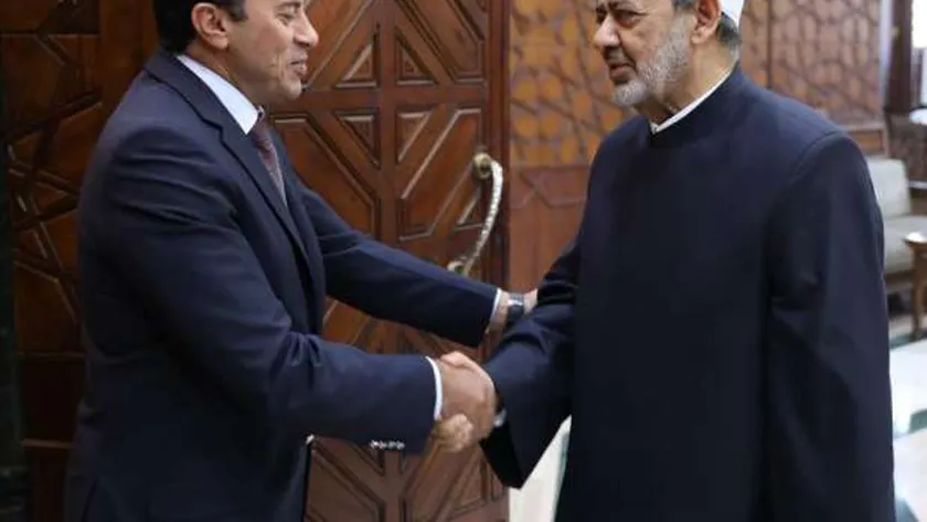 شيخ الأزهر خلال استقباله لوزير الشباب والرياضة