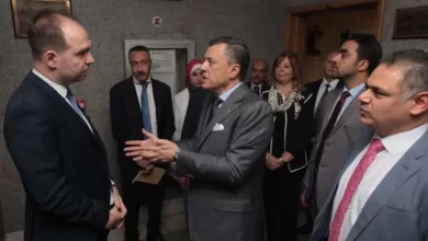 وزير السياحة أثناء لقائه قيادات الوزارة