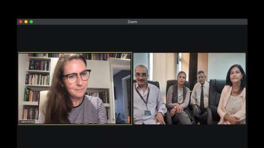 عميدة كلية الإعلام جامعة القاهرة فى لقاء عمل عبر زووم