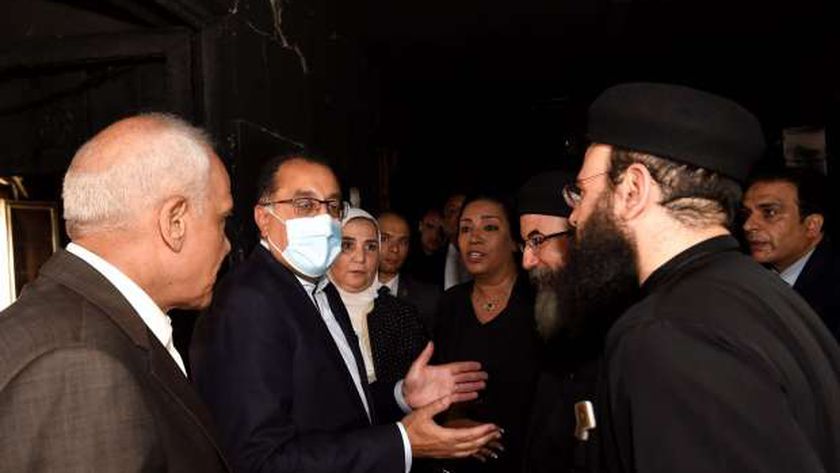 رئيس الوزراء يقدم التعازي لعدد من القساوسة في ضحايا حادث الكنيسة «فيديو»