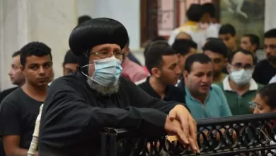 القساوسة والأهالى فى انتظار جثامين الضحايا