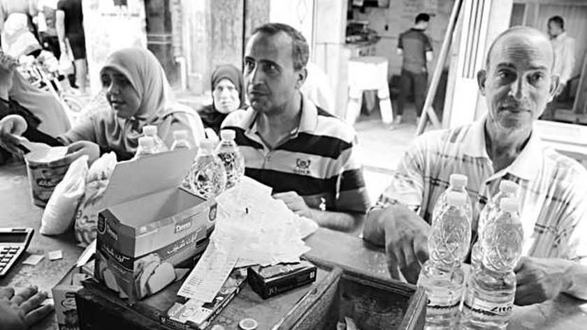 مواطنون في أحد منافذ صرف السلع الغذائية