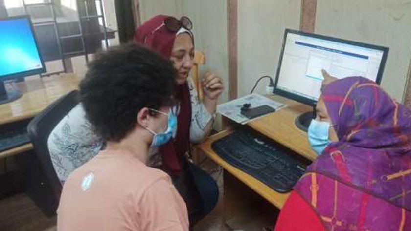 الطلاب أثناء تسجيل الرغبات أمس