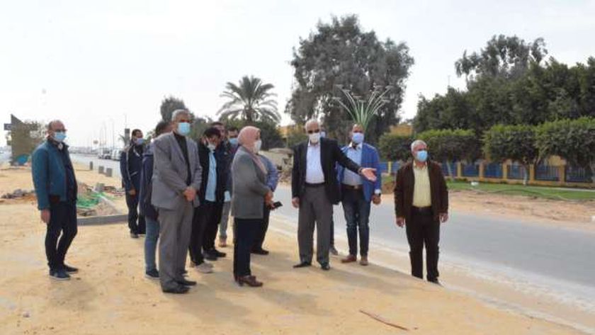 محافظ الجيزة خلال متابعه المرحلة الثالثة لتطوير مشروع ترعة المريوطية
