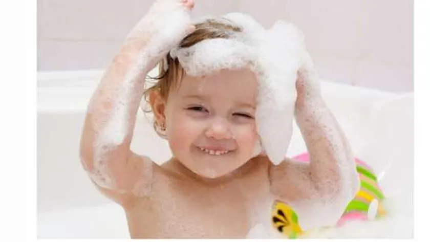 غسيل شعر الطفل