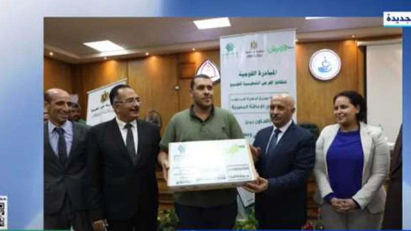 توزيع الحاسبات الشخصية للطلاب