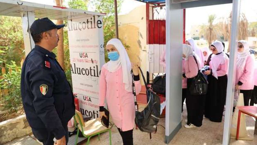 الطالبات يلتزمن بارتداء الكمامات الطبية أثناء دخول لجان الامتحانات - صورة أرشيفية