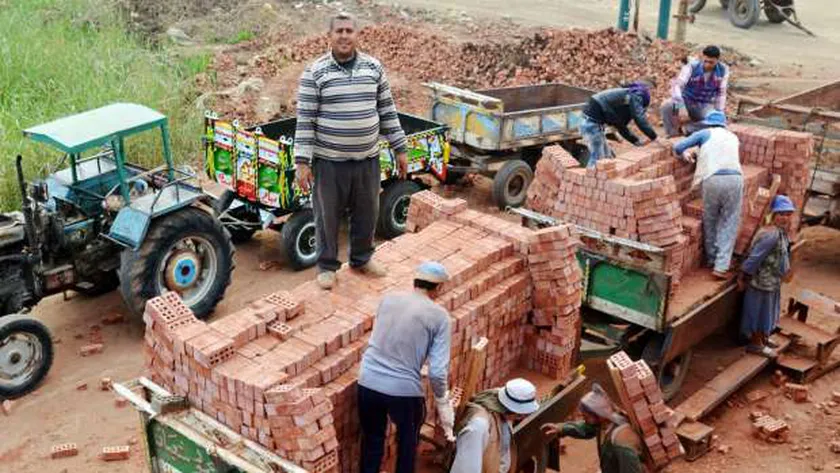 عمال يأحد مواقع العمل المصرية - أرشيفية