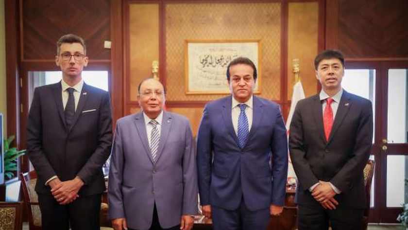 «الصحة» تبحث آلية تطبيق «التشخيص عن بُعد» مع شركة صينية