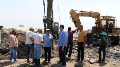 قيادات شركة المياه خلال إصلاح الكسر المفاجئ