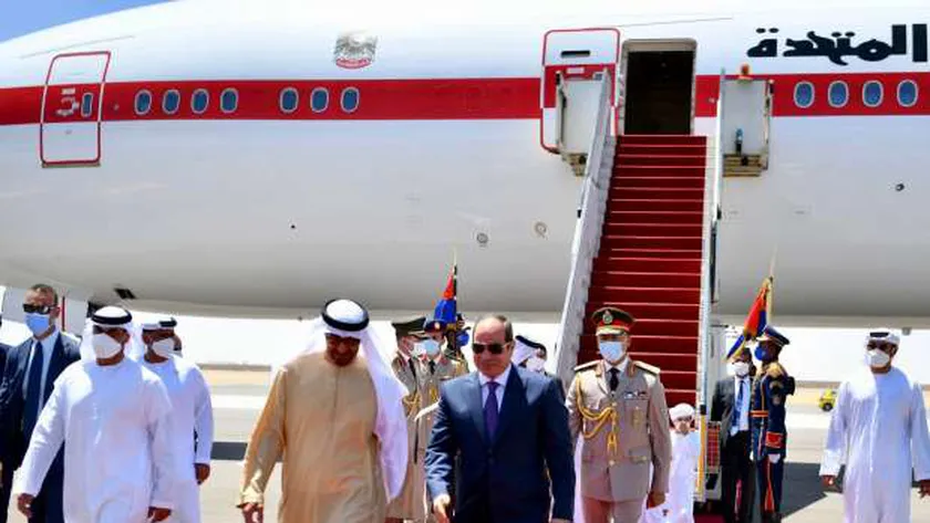 السيسي ومحمد بن زايد بمطار العلمين أمس