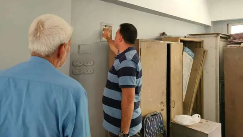 وكيل وزارة الرياضة يغلق الإضاءة داخل مركز شباب