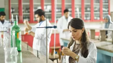 تدريب الطلاب في معامل كلية الطب