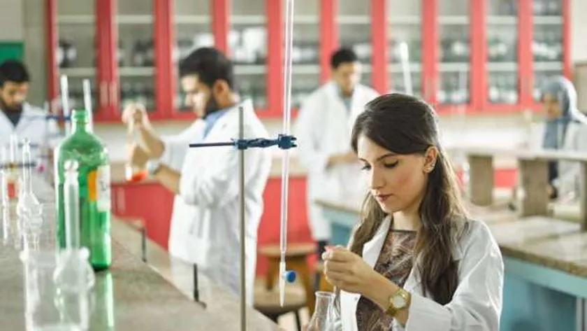 تدريب الطلاب في معامل كلية الطب