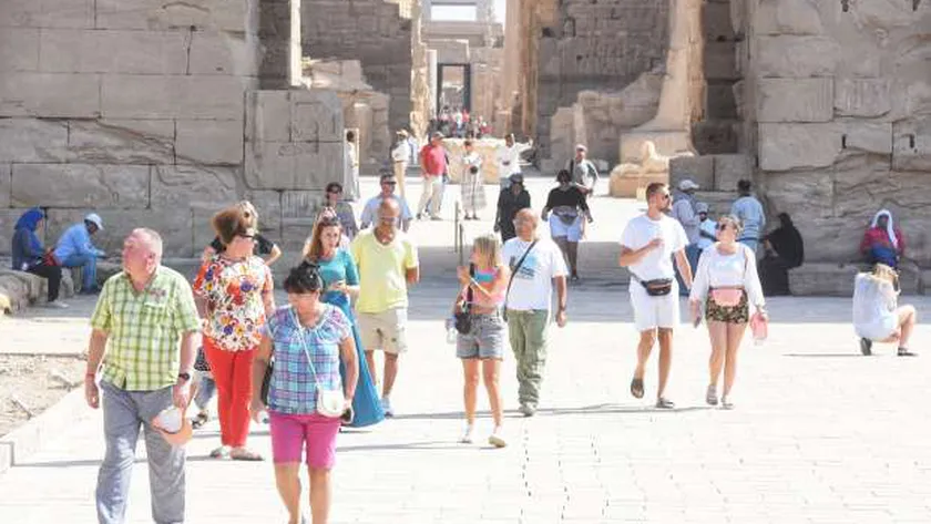 سياح أجانب أثناء زيارتهم لمعبد الكرنك بالأقصر "أرشيفية"