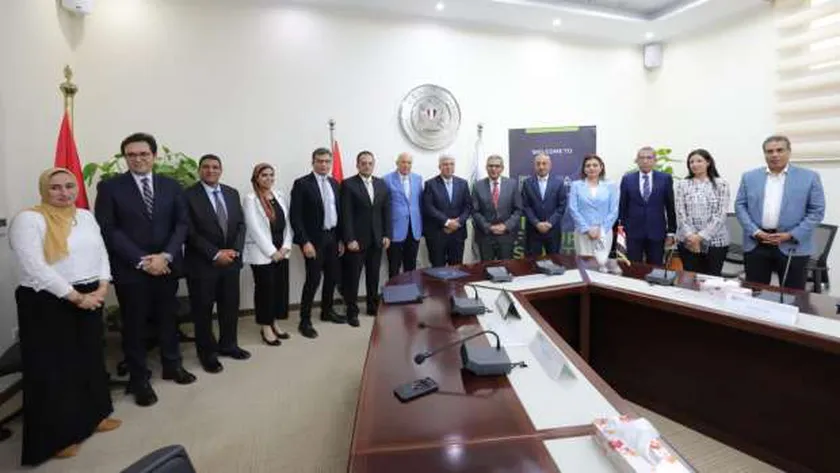 جانب من التوقيع