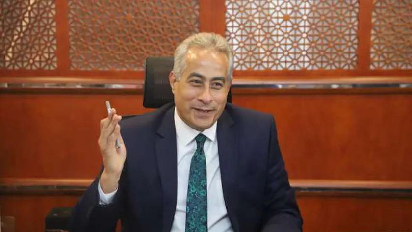 حسن شحاتة وزير القوى العاملة