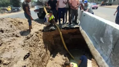 العاملون بشركات المياه خلال إجراء أعمال الصيانة