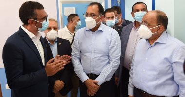 رئيس الوزراء يتفقد العيادات الثابتة بالمدرسة الثانوية التجارية بالبحيرة