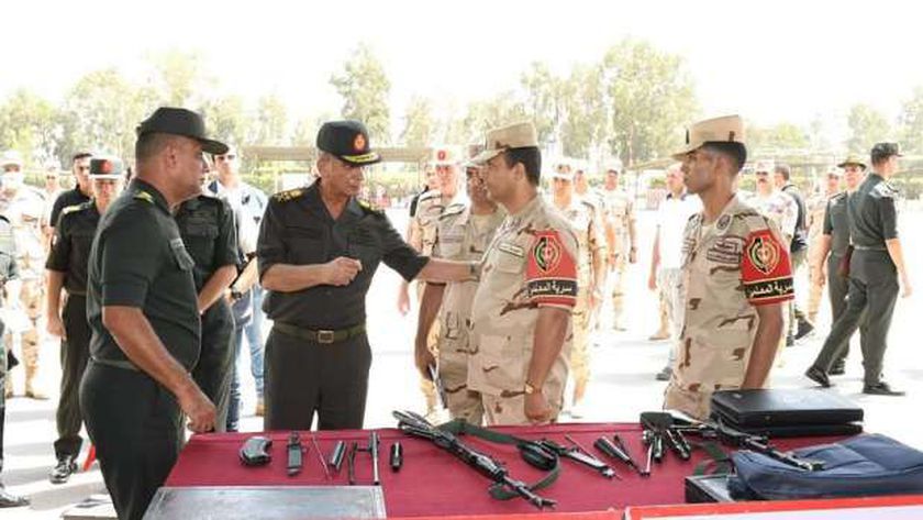 وزير الدفاع يتفقد اختبارات القبول للمتقدمين للأكاديمية والكليات العسكرية