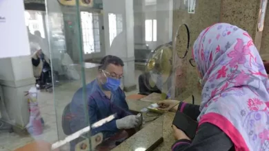 سيدة أثناء صرف المعاش