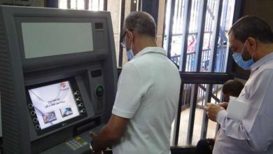 مواطنون أثناء صرف المعاشات - أرشيفية