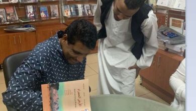 د. عاطف معتمد خلال توقيع الكتاب