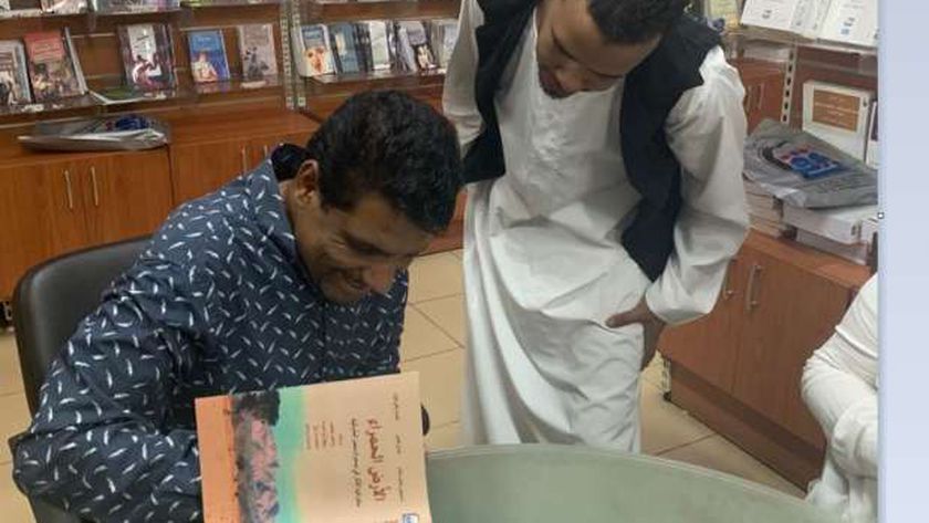 د. عاطف معتمد خلال توقيع الكتاب