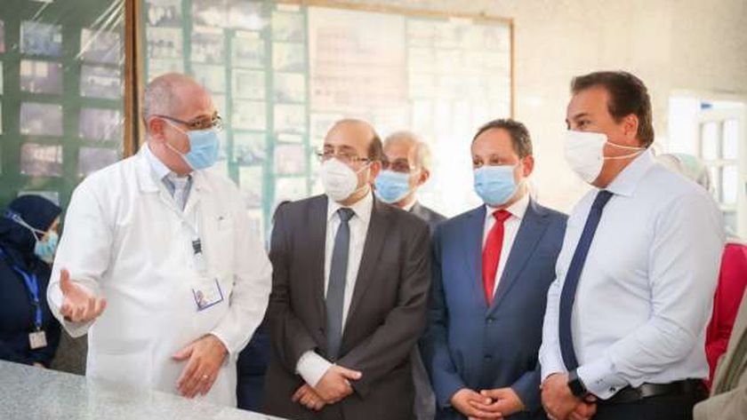 وزير الصحة يتفقد قسم الأشعة المقطعية الجديد بمستشفى صدر المعمورة