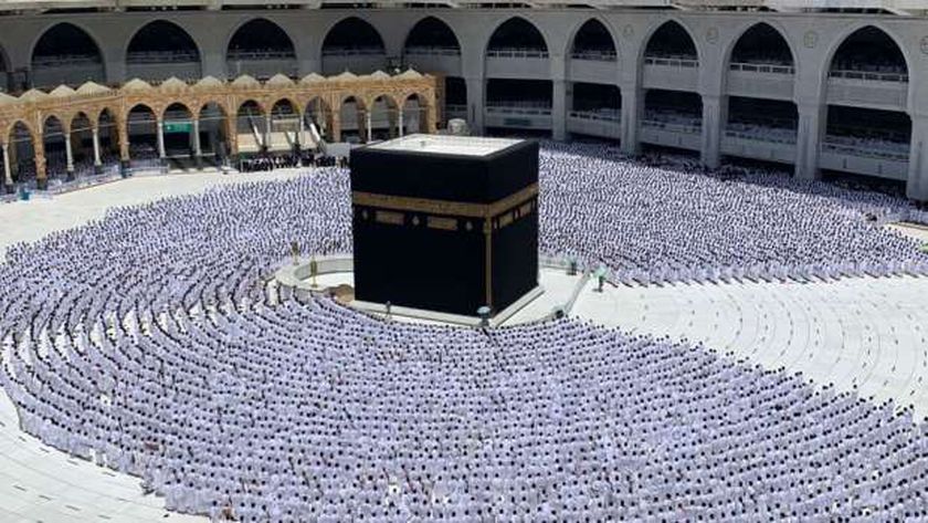 معتمرون يؤدون مناسك العمرة