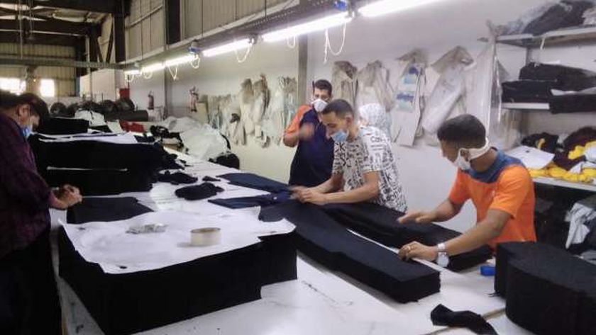 مصنع «أحمد» للملابس ضمن مشروع «وظيفتك جنب بيتك»