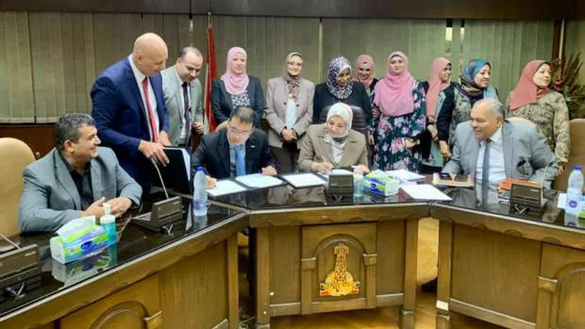 جانب من التوقيع