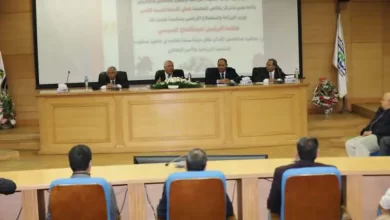 وزير الزراعة خلال اجتماعه بقيادات الوزارة