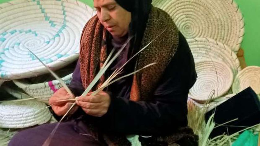 «جميلة» أثناء عملها في «الخوص»