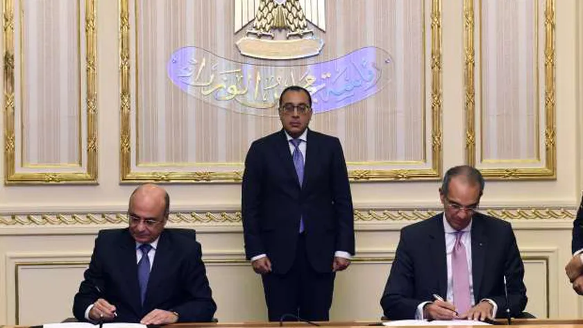 جانب من التوقيع