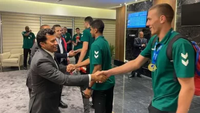 وزير الرياضة يسلم على لاعبي اليد