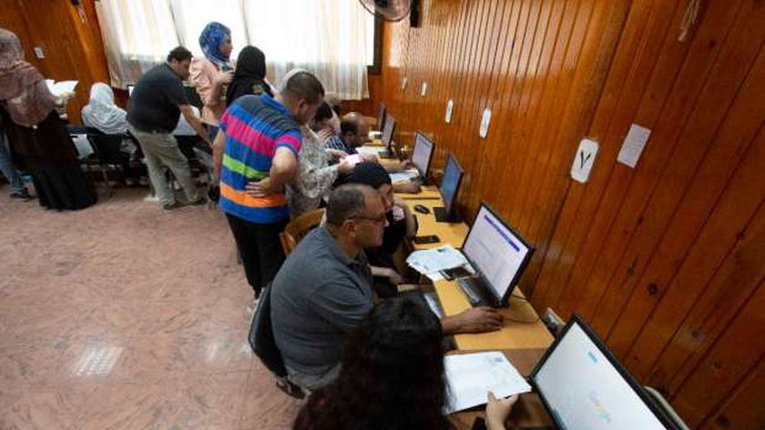 طلاب داخل أحد معامل التنسيق - أرشيفية