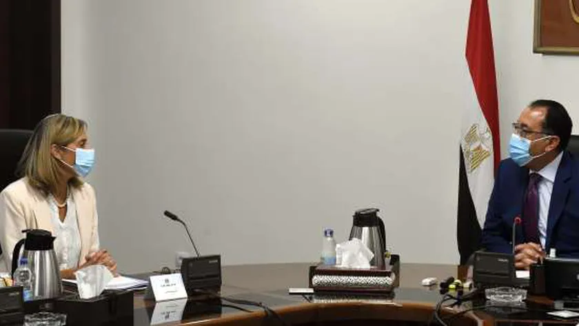 رئيس الوزراء مع وزيرة الثقافة